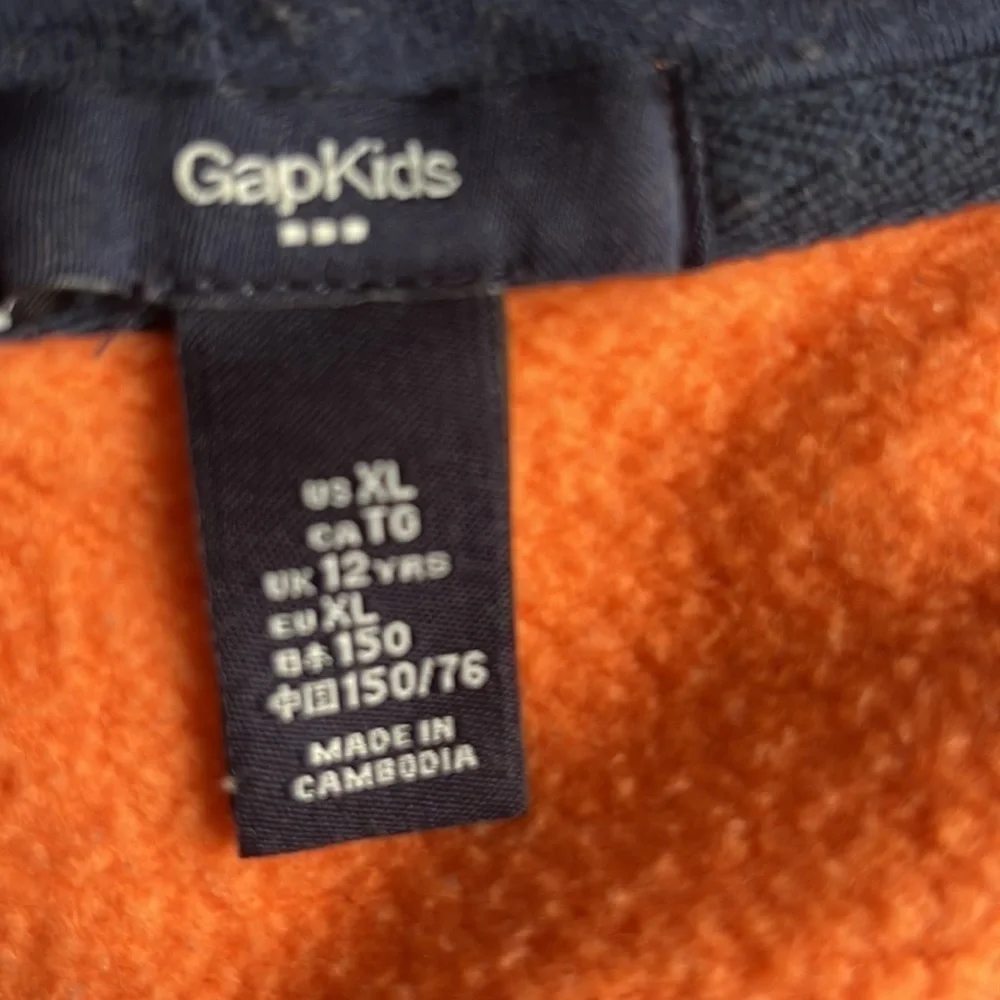 That’s a nice hoodie gap XL Orange and navy blue good conditions